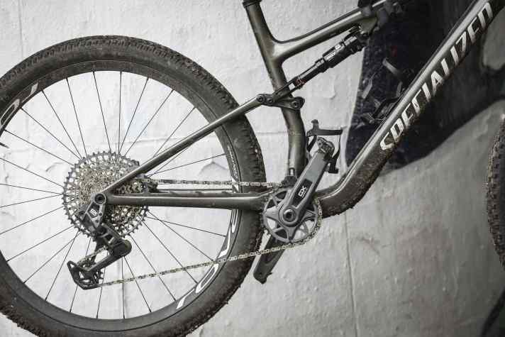 Für die Gangwechsel sorgt am Specialized Epic 8 Expert die elektronische Sram GX Eagle AXS Transmission.