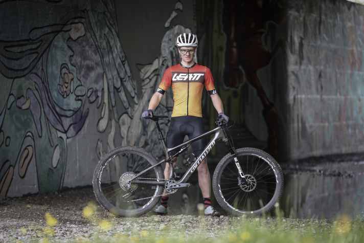 Mensch und Maschine: Auf dem Papier ist das Specialized Epic mit 120 Millimetern Federweg vorne und hinten der perfekte Untersatz für Alltag, Training und Wettkampf.