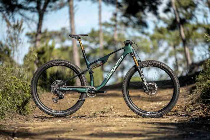 Mit Flex-Pivot-Hinterbau und Dämpfer unter dem Oberrohr ist das Megamo Track 2025 unweigerlich als modernes Cross Country-Bike zu erkennen.