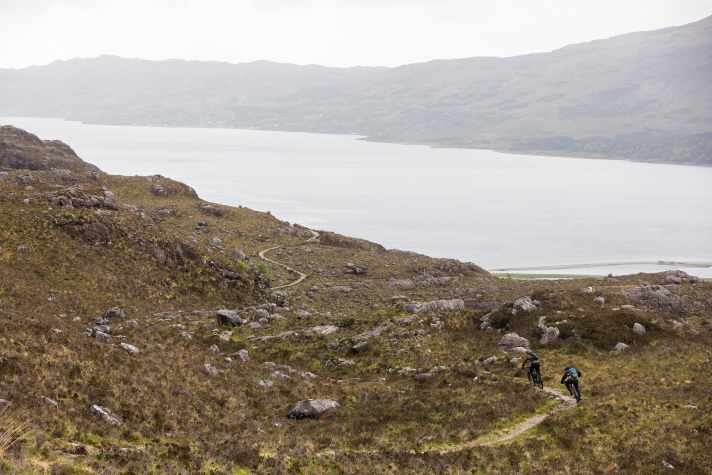 Ach, da isses ja, das Meer! Der Blick auf die Torridon-Bucht war wegen der Gipfeldusche leider ausgefallen.