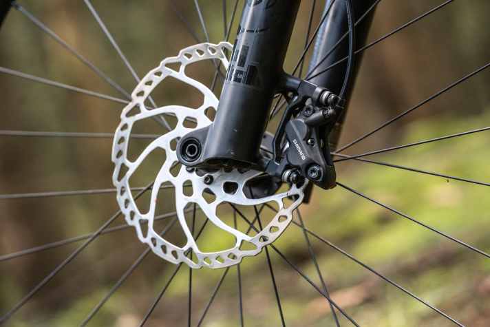 Wenig glanzvoll, aber funktional in Ordnung: Deore-Bremsen von Shimano am 8000-Euro-Bike.
