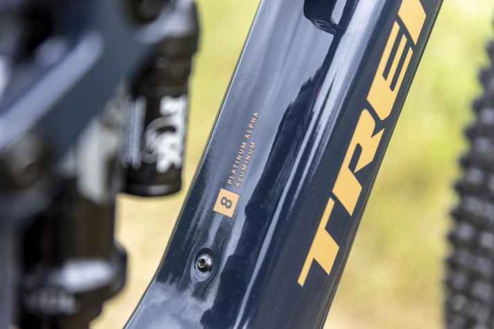 Der Alu-Rahmen bringt dem Fuel EXe ein paar Extrapfunde. Wie viel Mehrgewicht das Chassis des Trek Fuel EXe alloy genau hat, konnten wir Trek leider nicht entlocken.