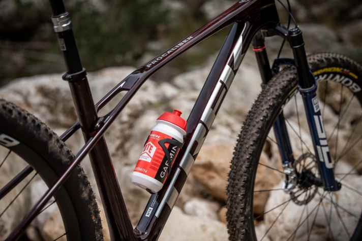 Für 2025 gönnt Trek dem Procaliber Carbon Hardtail einen komplett neuen Rahmen. Das Flex-Konzept bleibt bestehen, funktioniert nun aber völlig anders.