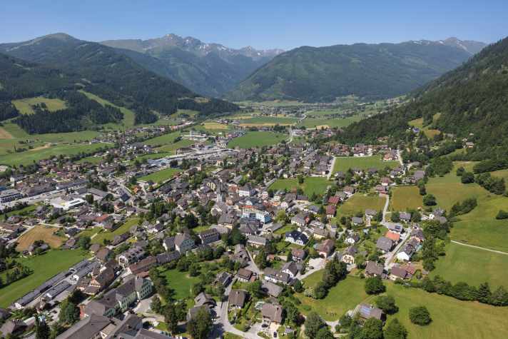St. Michael im Lungau liegt idyllisch zwischen den grünen Hängen und ist ein würdiges Ziel für Etappe fünf von Gravel Peaks 2026.