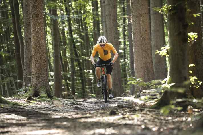 Plötzlich ist da ein Trail: Bei Tourenplanung durch unbekanntes Gelände läuft schon mal der Schotter aus. Breite Reifen und Federelemente sind dann auch an Gravelbikes sinnvoll.
