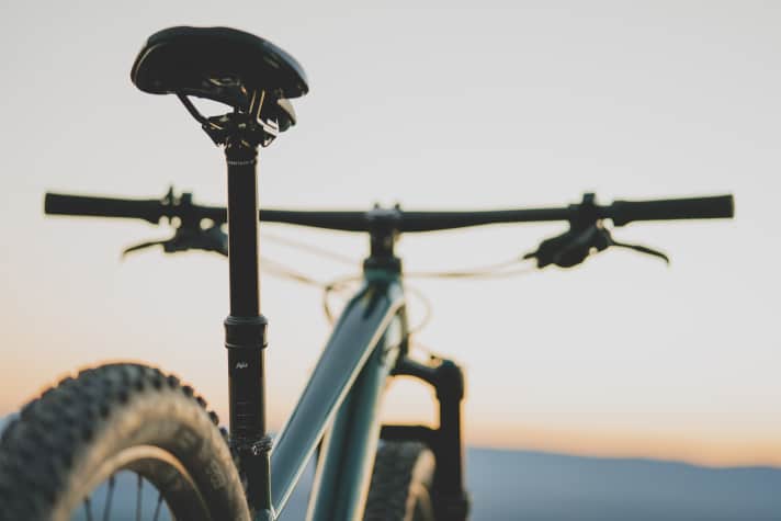 Ab Werk sind beide Austattungsvarianten des Trail-Hardtail-Bikes mit Variostützen ausgerüstet.