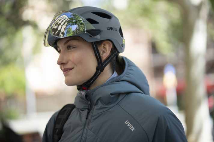 Der Uvex Stride Visor ist in jeweils drei verschiedenen Farben erhältlich. Das Visier gibt es verspiegelt, klar und getönt.