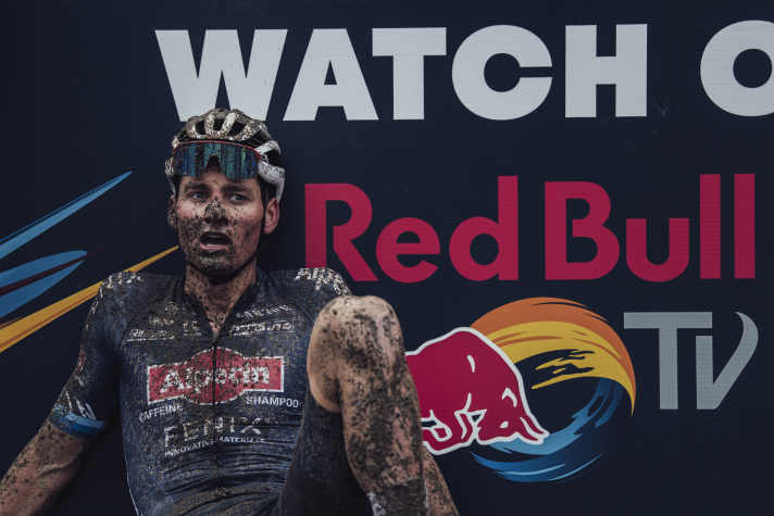 Stars, wie Matthieu van der Poel wird man die nächsten acht Jahre wohl nicht mehr vor diesem Banner sehen.