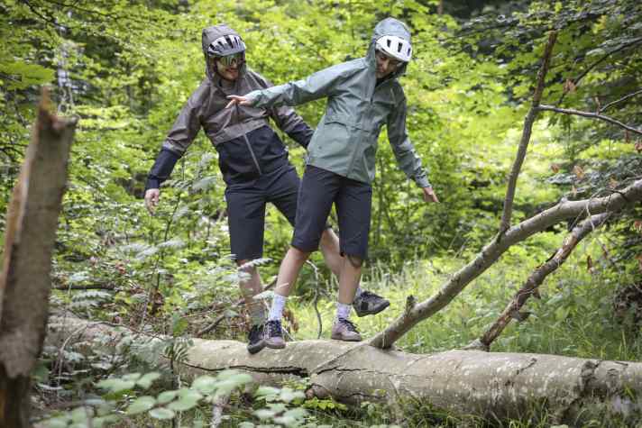 Die lockere Passform der Vaude Loamer Rain Jacket spendiert viel Bewegungsfreiheit auf dem Bike ... und auch beim Rumalbern im Gelände