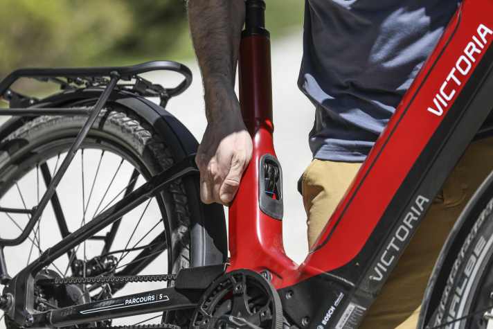 SUV E-Bikes hochzuheben ist ohnehin schon keine leichte Übung. Ohne richtigen Punkt zum Greifen machen es einem Victoria und Haibike besonders schwer - typisch Tiefeinsteiger.