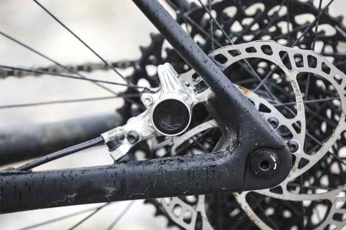 Die Magura MT8 Pro Bremse ist nicht nur schick und leicht, sondern besitzt auch eine anständige Bremspower. Im nassen Winter-Einsatz setzte die Magura Storm SL Bremsscheibe etwas Flugrost an.