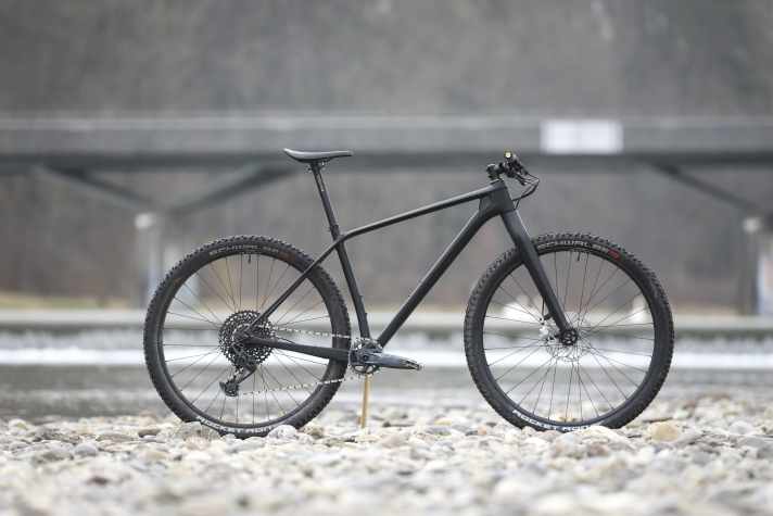 Schwarz, schlank, schnell: Das puristische VPace C4M ist ein faszinierendes Hardtail-MTB mit Suchtpotential.