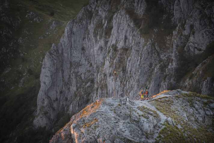 Keine Zypressen-Allee in Sicht, aber trotzdem Toskana: die Apuanischen Alpen im Apennin.