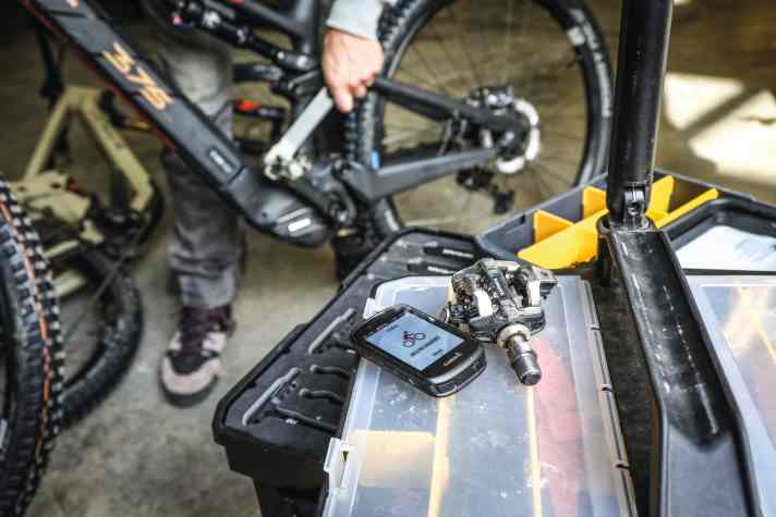 Um unsere Reichweitenmessungen unter immer identischen Bedingungen durchzuführen setzen wir auf einheitliche Fahrergewichte. Die Tretleistung kontrollieren wir mit Edge-Computern und Wattmesspedalen von Garmin.