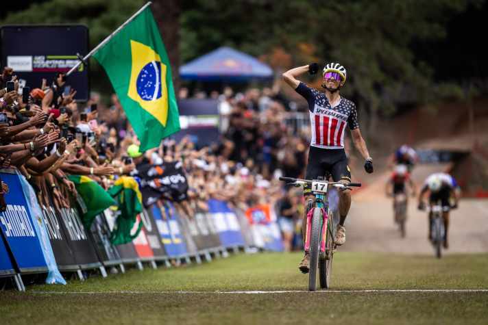 Specialized Factory Racing Teamfahrer Christopher Blevins sicherte sich auf den Roval Control SL Team Laufrädern den Sieg beim XCO-Worldcup 2024 im brasilianischen Mairiporã.