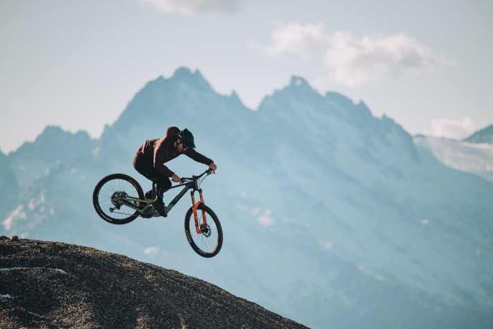 Rocky-Mountain-Teamfahrer Rémi Gauvin fliegt auf dem neuen Altitude durch den kanadischen Luftraum.