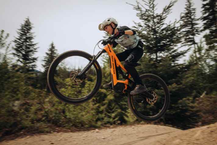 Der Markt für spezielle Kinder-E-Mountainbikes ist nicht sonderlich groß. Trotzdem gibt es sie: vollwertige E-MTBs für Kids, wie das Rocky Mountain Reaper Powerplay.