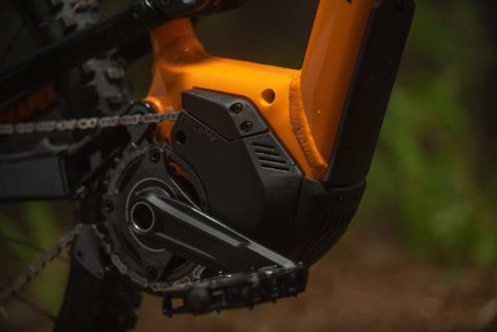 Der neu entwickelte Dyname S4 Mini-Antrieb unterstützt die Kinder mit seinen 300 W und bis zu 40 Nm Drehmoment (Herstellerangabe). Die Power würde auch zu einem Light E-MTB für Erwachsene gut passen.