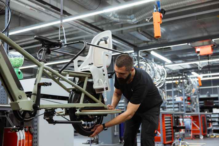 Mit Reparaturen gegen den ökologischen Fußabdruck: Decathlon will in Zukunft so ziemlich alles reparieren können, was über die Ladentheken geht.