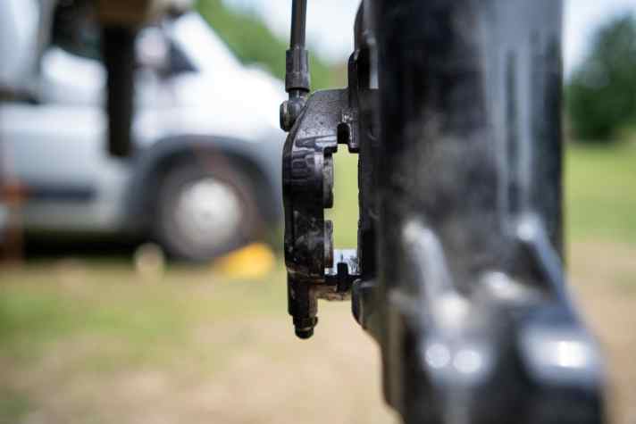 Franzi liebt die Power ihrer Shimano XT-Bremsen – trotz 45.000 Tiefenmetern funktionieren sie noch wie am ersten Tag. Lediglich die Kolben musste sie kürzlich mobilisieren. Anders der Fox-Dämpfer: Der verliert Öl und sorgt für Durchschläge. Werkstatt-Termin ist schon geplant.
