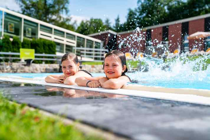 Spaß für die ganze Familie: Ein  Außenpool sorgt im Sommer für Erfrischung