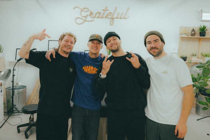 Die Crew: v.l. Fotograf Janik Steiner, Tätowierer, Korbi Engstler, Filmproduzent David Karg.