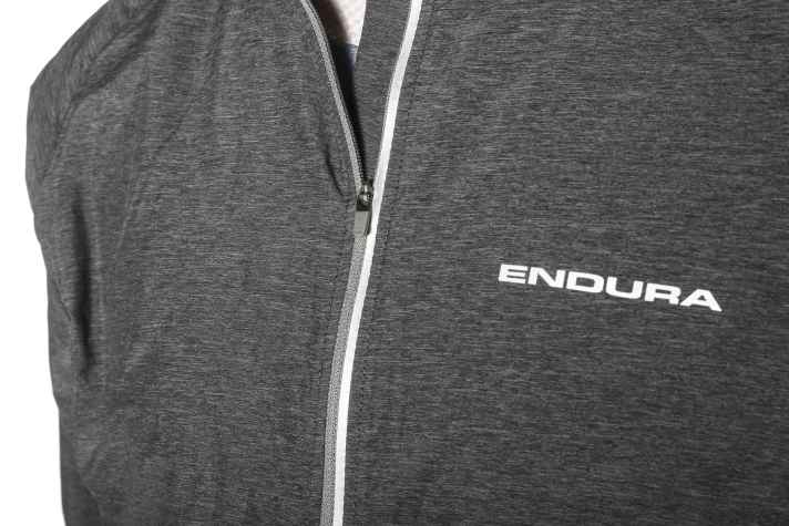 Der Zipper ist mit Reflex-Material versehen, läuft aber nicht ganz einwandfrei