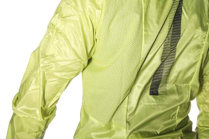 Die seitlichen Lüftungszonen sind gut platziert, weil der mittlere Bereich so Spritzwasser-geschützt bleibt