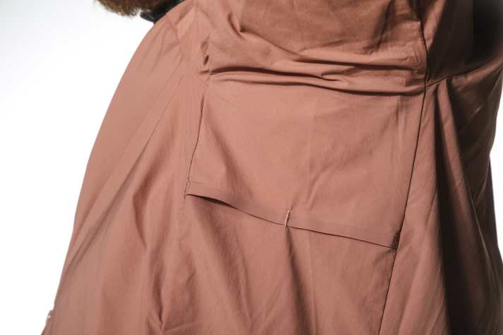 Zugluft kommt nur durch die kleinen Öffnungen unter den Armen in die Jacke - etwas wenig