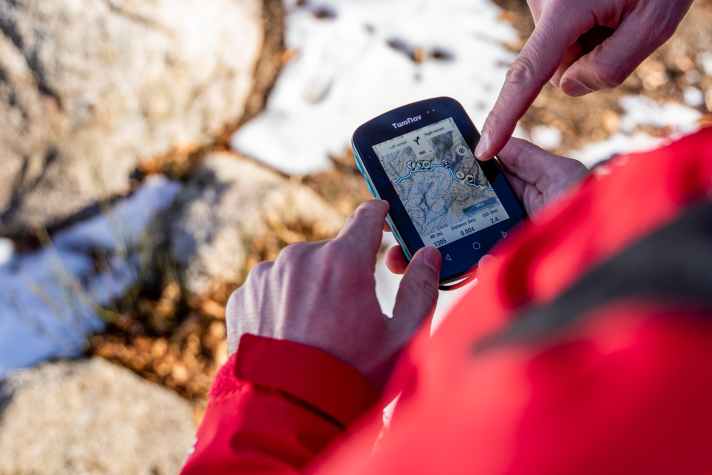 Sicherheitsplus: Im Notfall kann kann man sich über das TwoNav Terra tracken lassen oder den aktuellen Standort an gespeicherte Notfallkontakte senden.