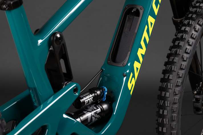 Für das neue Modelljahr erhält das Santa Cruz Hightower das Glovebox getaufte Unterrohr-Staufach.