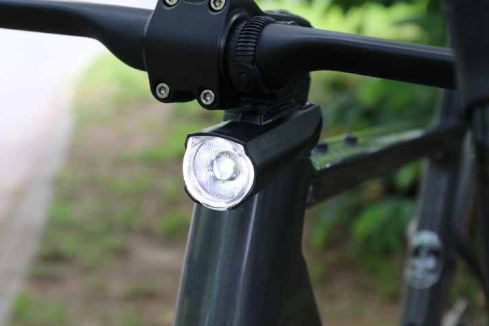 Maximal wirft die GVolt 80.1 homogen verteilte 80 Lux auf den Weg. Das reicht für Fahrten in der City und auf Waldwegen.