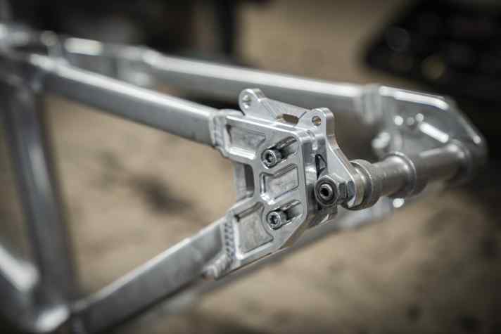 CNC-gefräste, verschiebbare Ausfallenden helfen beim Spannen der Kette am Singlespeed-Dirtbike.