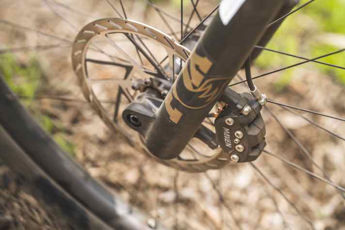 Die Modelle C2 und T3 kommen mit den kräftigen Sram Maven Stoppern. Das bringt Sicherheit und Kontrolle in der Abfahrt.