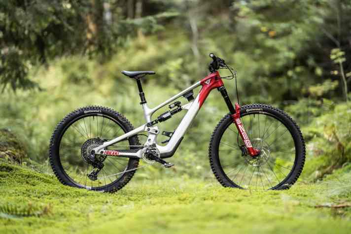Mit schlanker Silhouette und knalliger Lackierung ist das YT Decoy SN Core 3 ein absoluter Hingucker. Und auch im Gelände ist das Bike ein echter Knaller.