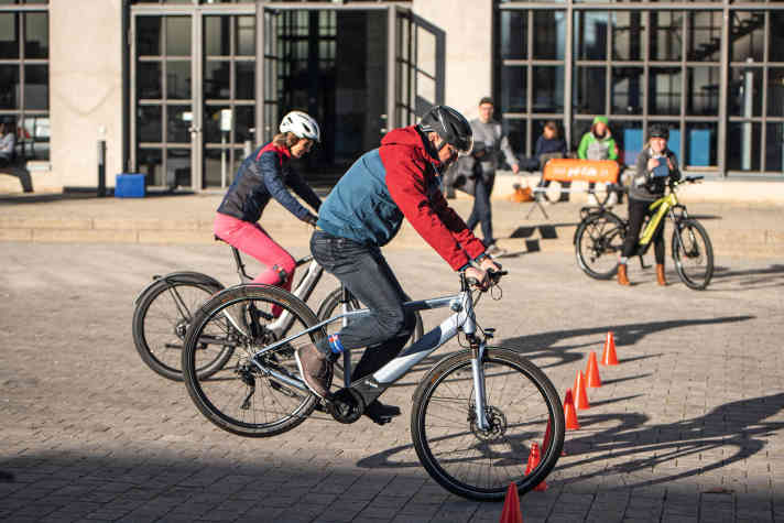 Mehr Power, mehr Tempo - und ein höheres Sturzrisiko. Was leisten Fahrtechnik-Kurse für E-Biker? Jetzt in der MYBIKE 2/2023