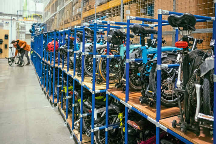 Die Londoner Fabrik im Stadtteil Greenford ist ein Auslaufmodell. Außerhalb der britischen Metropole, in der Nähe der Eurotunnel-Strecke, entsteht der Nachfolger – mit doppelter Kapazität. Mit der Inbetriebnahme der neuen Fabrik dürften auch die etwa 100 Regal-Parkplätze für die Bahn-Pendler im Werk nicht mehr ausreichen.