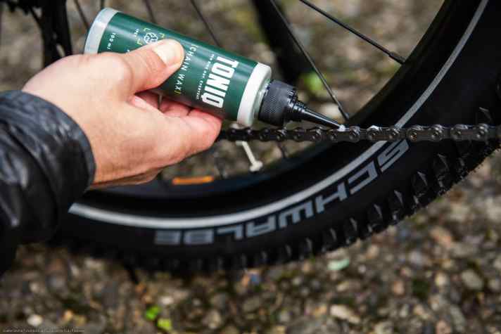 Die Kette muss gepflegt und geschmiert werden, bevor sie laute Laufgeräusche macht oder gar Rost ansetzt | Lux Fotowerk