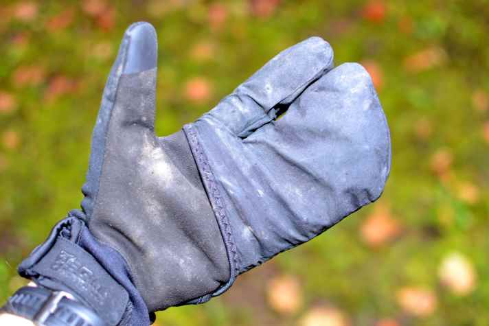 Wirft ein wenig Falten, stört aber in der Praxis nicht - dafür bleiben die Finger am Lenker trocken und warm. 