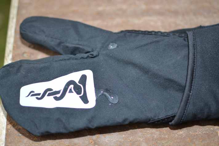 Der Regenüberzug an den SQ-Gloves One10 ist voll wasserdicht und hält die Finger (ohne den Daumen) noch mal extra warm. 