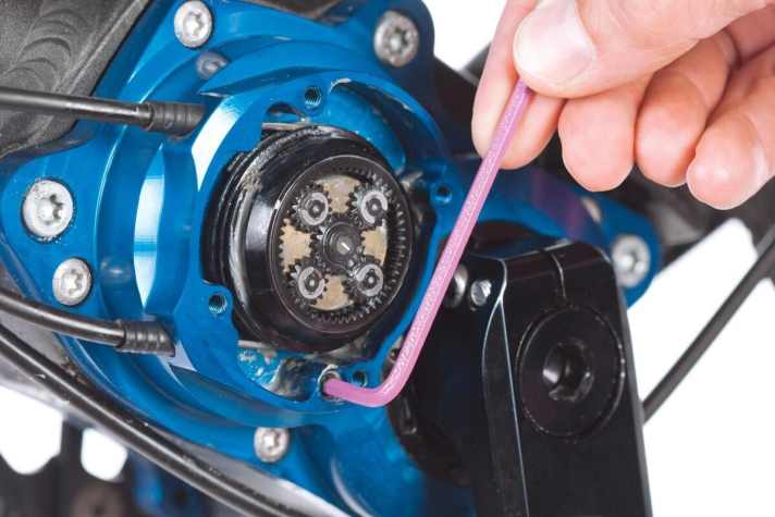 Ablassschraube öffnen