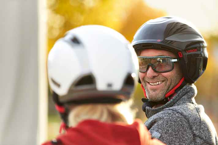 Sicher ist sicher: Ein normaler Fahrradhelm ist für S-Pedelec-Fahrer nicht aus­reichend. Der Gesetzgeber verlangt einen Helm, der für Kleinkrafträder zugelassen ist.