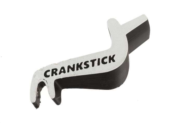 Der Crankstick kommt aus dem 3D- Drucker. Seine winkelige Klaue lässt ihn in die meisten, aber nicht alle Kettenblätter greifen. Dort sitzt er manchmal etwas kippelig und verkantet auch beim Entfernen leicht. Doch mit etwas Übung lässt sich ruckzuck mit dem Kunststoff-Haken arbeiten. Für völlig unpassende Kettenblatt-Kurbel-Kombis gibt es eine Geld-zurück-Garantie. UVP 9,90 Euro, in D versandkostenfrei >> z.B. <a href="https://amzn.to/2RCZwoy" target="_blank" rel="noopener noreferrer nofollow">hier erhältlich</a> *.