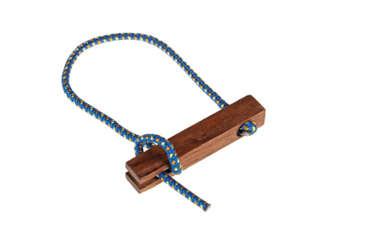 Reepschnur, Holzstäbchen und ein Knoten: so simpel, so genial. Die Schnur fädelt man durch eine der Öffnungen im Kettenblatt und um die Kurbel, wickelt sie um den geschlitzten Holzstab – und kann sofort rückwärtskurbeln. McQuade’s E­Bike Tool funktioniert einfach, flexibel und überzeugend. UVP 9,90 Euro, in D versandkostenfrei >> z.B. <a href="https://amzn.to/3yE556P" target="_blank" rel="noopener noreferrer nofollow">hier erhältlich</a> *.
