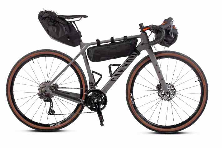 Bereit fürs Abenteuer: Dank zahlreicher Rahmengewinde lassen sich am Canyon Grizl Bikepacking-Taschen und sogar Schutzbleche fest montieren