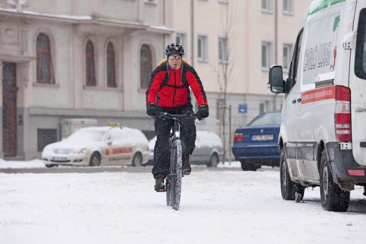 Um plötzliche Bremsmanöver zu vermeiden, sollte man im Winter noch defensiver und vorausschauender fahren.