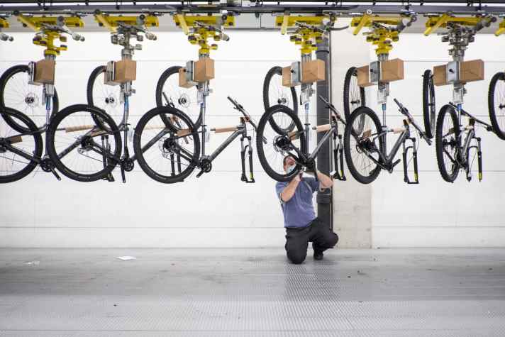 Am Fließband: In den Montagehallen von Cube laufen die Fahrrad-Rohbauten fast unaufhaltsam weiter.