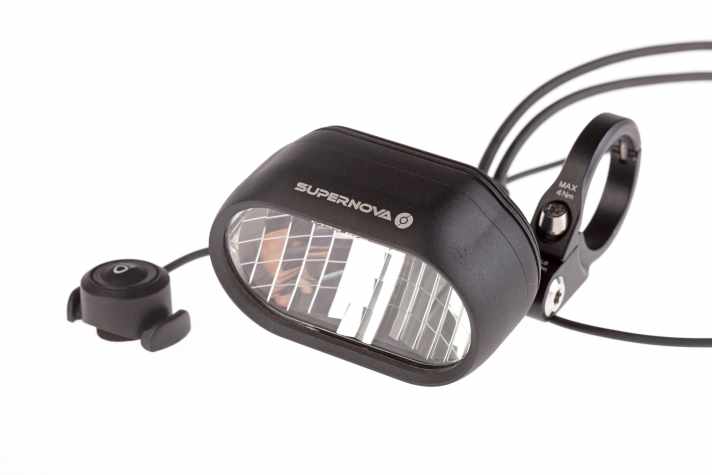 Supernova M99 DY Pro; Tagfahrlicht; Abblendlicht 700 Lumen; Fernlicht bis 1.000 Lumen; 181 Gramm; Lenker­montage; 325 Euro