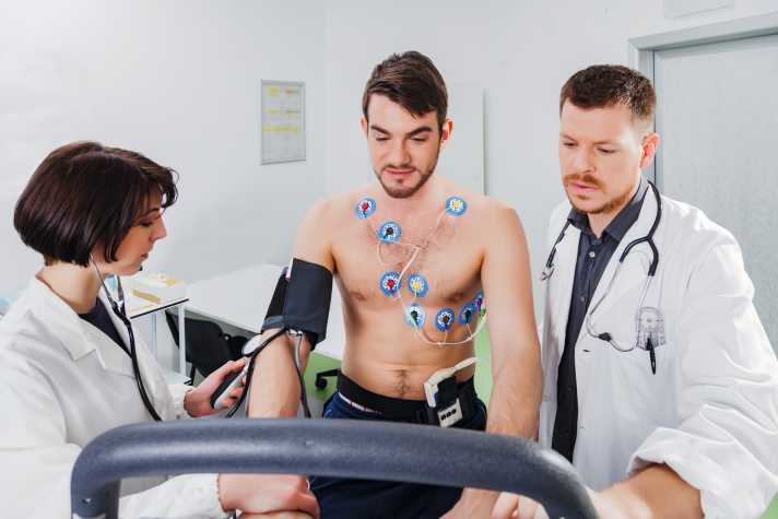 Freizeitsportler und Wiedereinsteiger ab 35 sollten sich regelmäßig beim Arzt  untersuchen lassen – mindestens bei einem kurzen Gesundheits-Check-up alle drei Jahre.