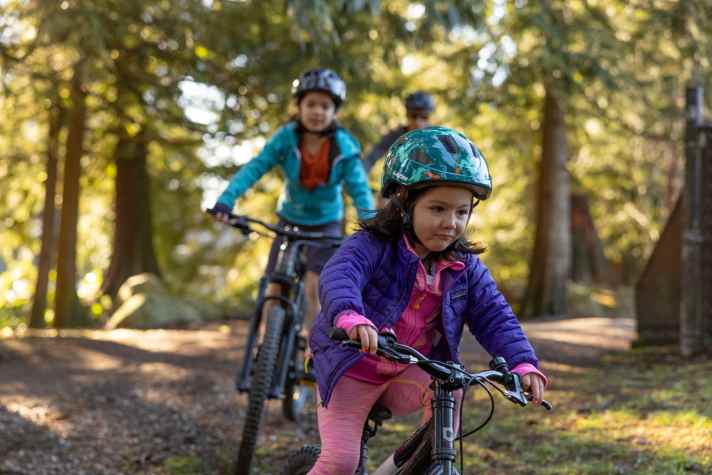 Der Kinderhelm Pnut KinetiCore kommt mit coolem Printdesign